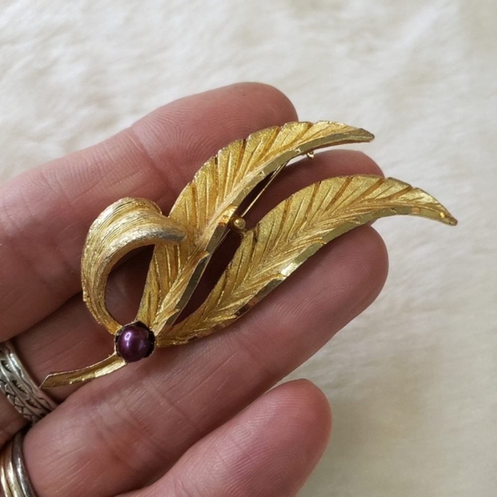 VINTAGE Brushed Goldtone Leaf Brooch Signed BSK Purple Pearl